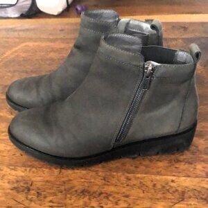 Earth Zurich Rhone Ankle Bootie | Size 9M | Dark Gray Nubuck | Wedge | EUC